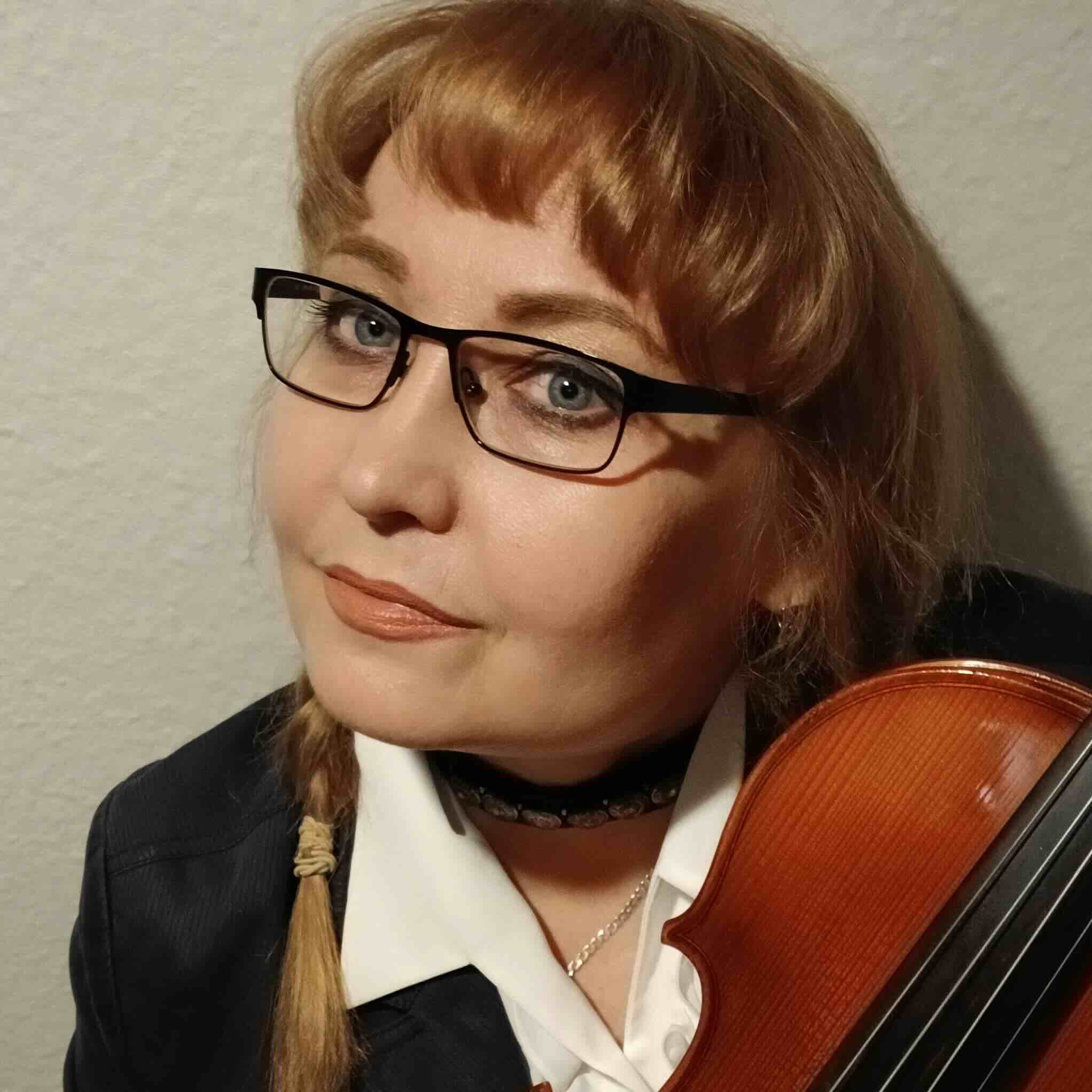 Yuliia Myronenko – Lehrerin für Geige, Klavier & Gitarre in Frankfurt an der Musikschule Oktave. Individueller Musikunterricht.